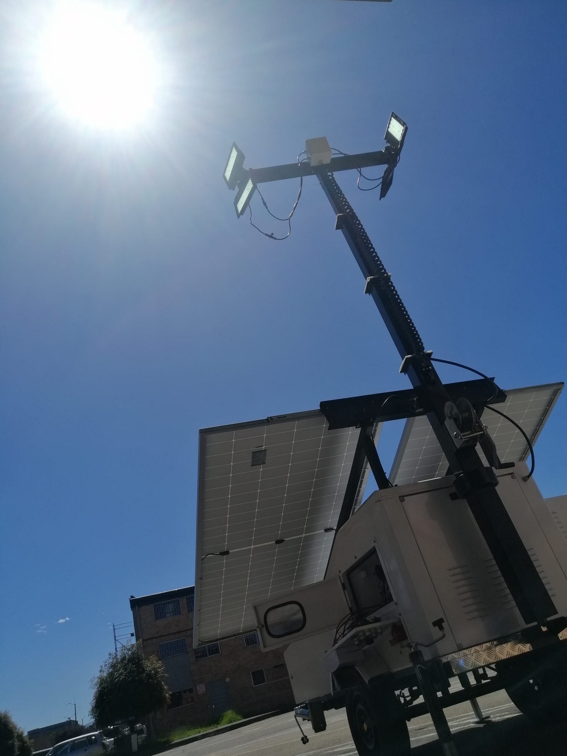 Torres solares de iluminación, autonomía 12 horas.