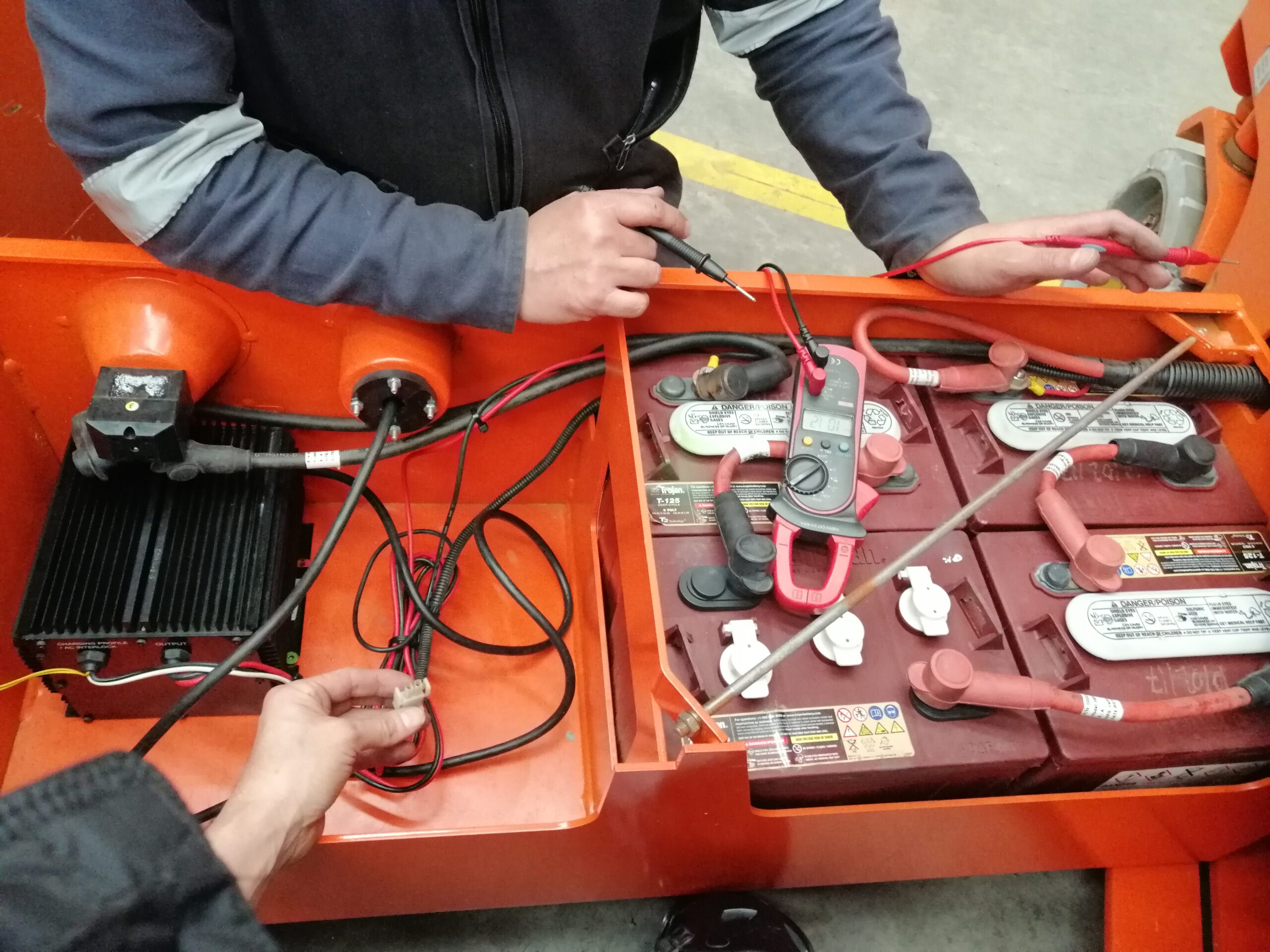 Reparación de cargadores de baterias de tracción